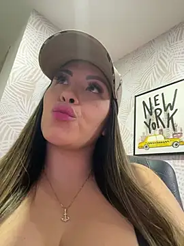 Sexyyykloee - tits out + very sloppy deep throat