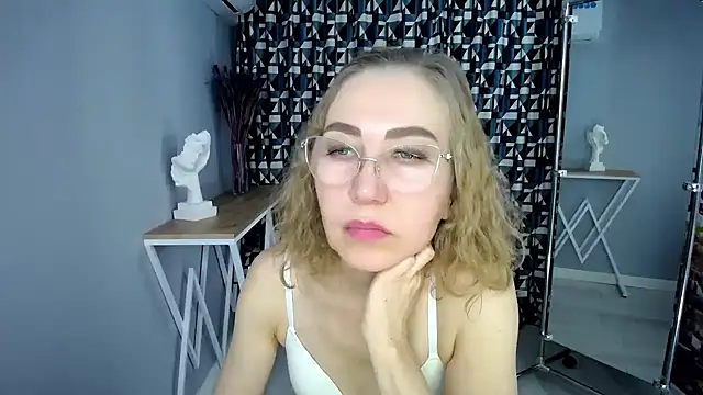 Queen_a_n_i - wear only bra