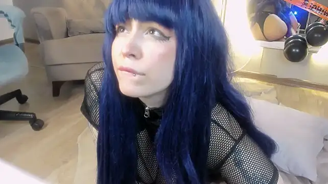 Alex_Howell - hand bra (very hot !!)