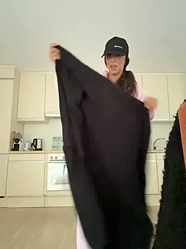Lalla-Amani - Enlève le soutif 👙 NO BRA Exhib🔥