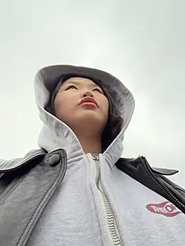 CreamPuff- - Shake boobs+slap it in tram