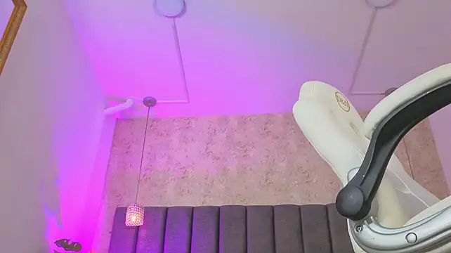 AlessiaLondon - Domi in my pussy, make it wet