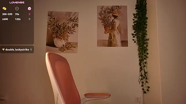 Diva_Amy - underboobs tease