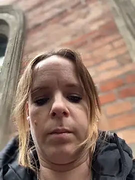 SexyMilf_1987 - Squirt auf dem Hof