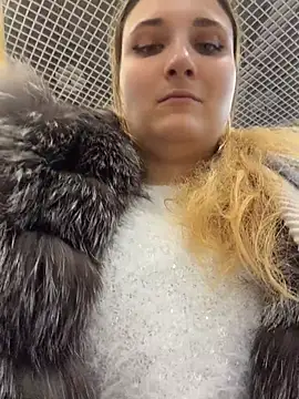 AdelRich - Show tits in mall