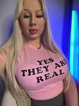 LaraHollywood - Oil on boobs 4 u+:gift:4LT