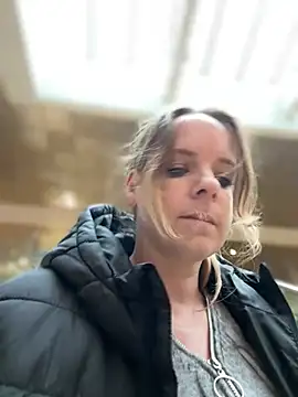 SexyMilf_1987 - Squirt auf dem Hof