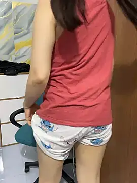 Sbdcjw_surimmmo1037 - take off the baby's shirt.