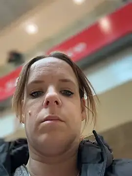 SexyMilf_1987 - Squirt auf dem Hof