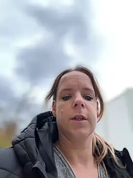 SexyMilf_1987 - Squirt auf dem Hof