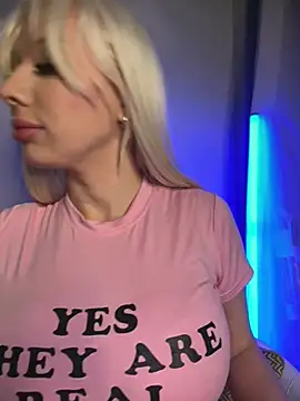 LaraHollywood - Oil on boobs 4 u+:gift:4LT