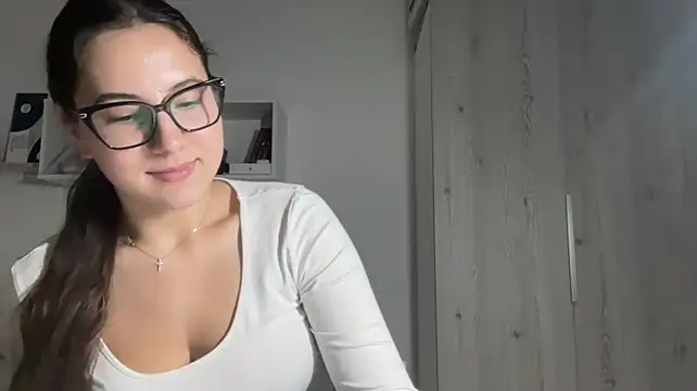 Rubymoonv - Pinch my nipples closely🔞