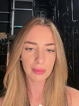 EvieEvans - Show tits to stranger