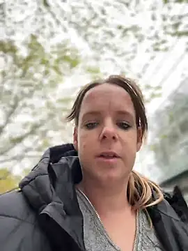 SexyMilf_1987 - Squirt auf dem Hof