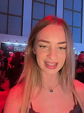 EvieEvans - Show tits to stranger