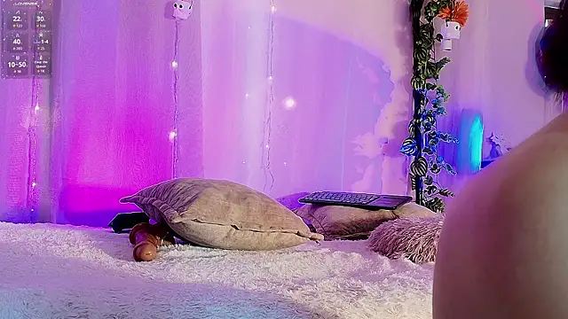 Liccy_hall - My fingers join the party in my mouth