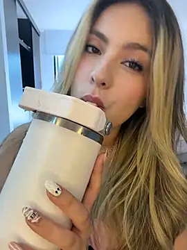 Cloee_Rainbow1 - Two fingers inside the pussy🤘🏼👀😈
