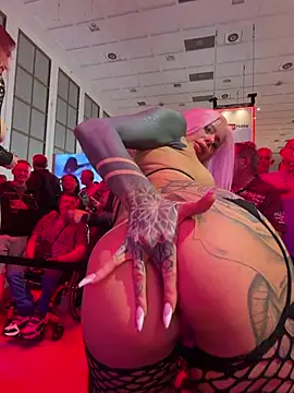 Bambixboo - free boobs in front of stranger