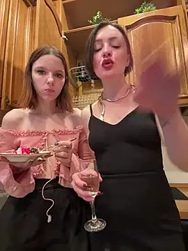 CherryBombs- - STRAP-ON SEX