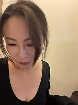 Eva10069 - 户外景区河边茶馆偷玩刺激🫦特写鲍鱼小穴