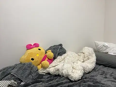 Baby_mimichan - 下もポイして四つん這い食い込み💕