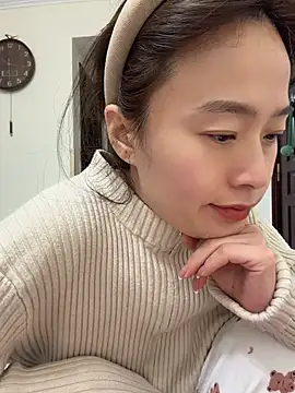 Saozi666 - 完成可选：挤奶水、口交黑鸡吧、小粉插入M腿、开双插票、骑乘视角、口叼内裤
