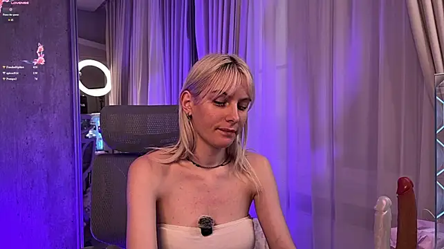 ElizabethLindberg - Completely naked for 10 minutes