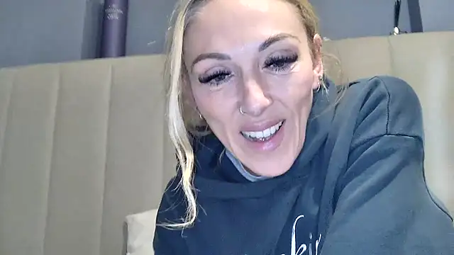 Hannah-Luxe - baby oil tits