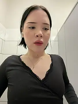 Kitty_sixseven - TAKE OFF TOP AT THE TOILET