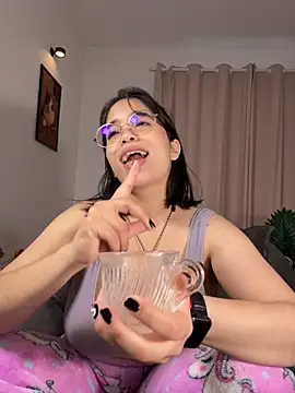 Tati_reyess - lets bounce that tits until pop