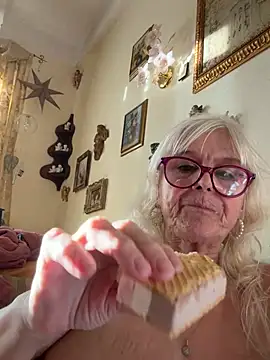 HotGrandma70 - 🍒Brüste 2 Minute zeigen