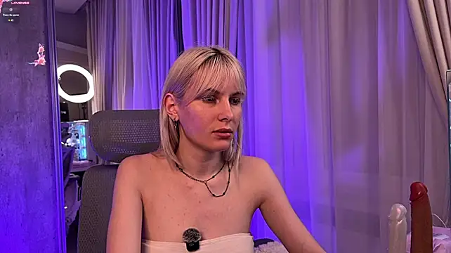 ElizabethLindberg - Completely naked for 10 minutes