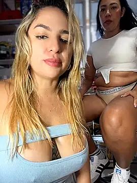 Sammyqueenx21 - 2 naked girls at the store