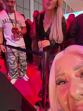 Bambixboo - free boobs in front of strangers
