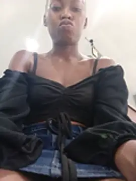 Sweethoneypot25 - Flash shaved fat pussy n the mall 😋 🫣