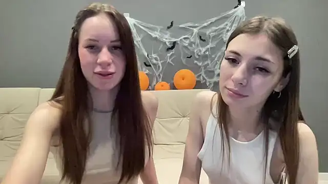 Cowgirl_aimeee - SHOW KITTY’S FEET WITH CREAM