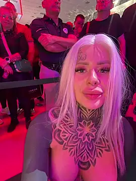 Bambixboo - free boobs in front of strangers