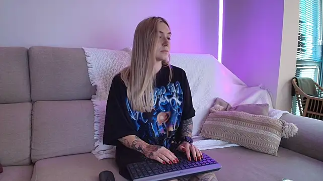 Tattoobbgirl - naked 15 mins.