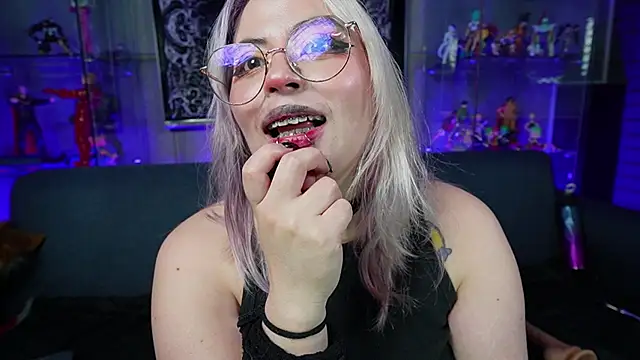 Missa_motato - fingers in my pussy+ plug