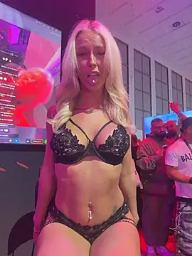 Bonniemarieexo - Boob flash in public
