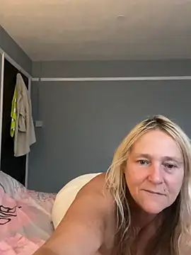 Blondnboujee53 - Spread ass