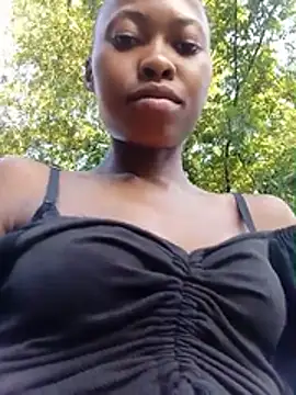 Sweethoneypot25 - Flash shaved fat pussy n the mall 😋 🫣
