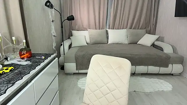 Honey_Alicia - Play with the straps on my shoulders