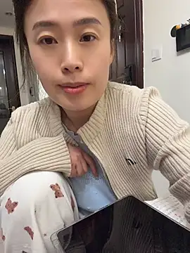 Saozi666 - 完成可选：挤奶水、口交黑鸡吧、小粉插入M腿、开双插票、骑乘视角、口叼内裤