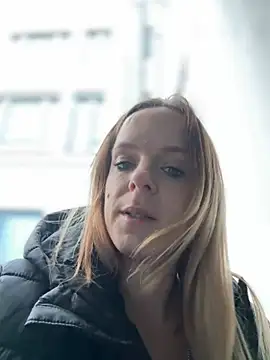 SexyMilf_1987 - Komplett nackt auf dem Klo Fingern