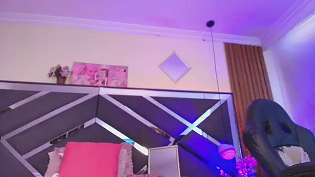 Bratz_x - Dance with your back facing the camera