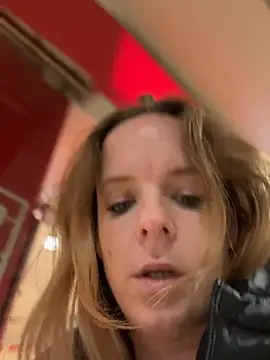 SexyMilf_1987 - Komplett nackt auf dem Klo Fingern
