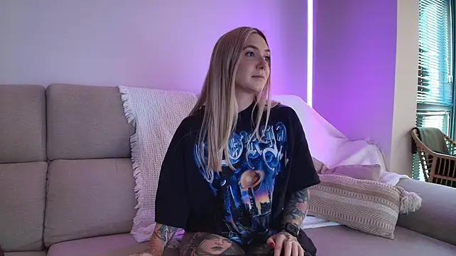 Tattoobbgirl - naked 15 mins.