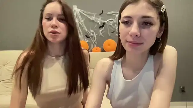 Cowgirl_aimeee - SHOW KITTY’S FEET WITH CREAM