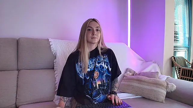 Tattoobbgirl - naked 15 mins.